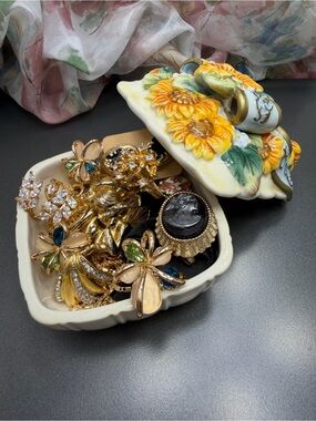 Vintage Jewelry in a Sun Flower Trinket box #40tb